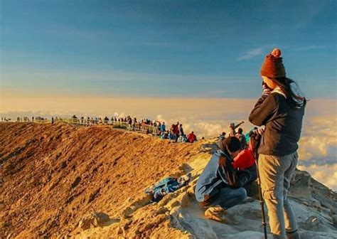 Foto wisatawan melakukan pendakian ke Gunung Ciremai